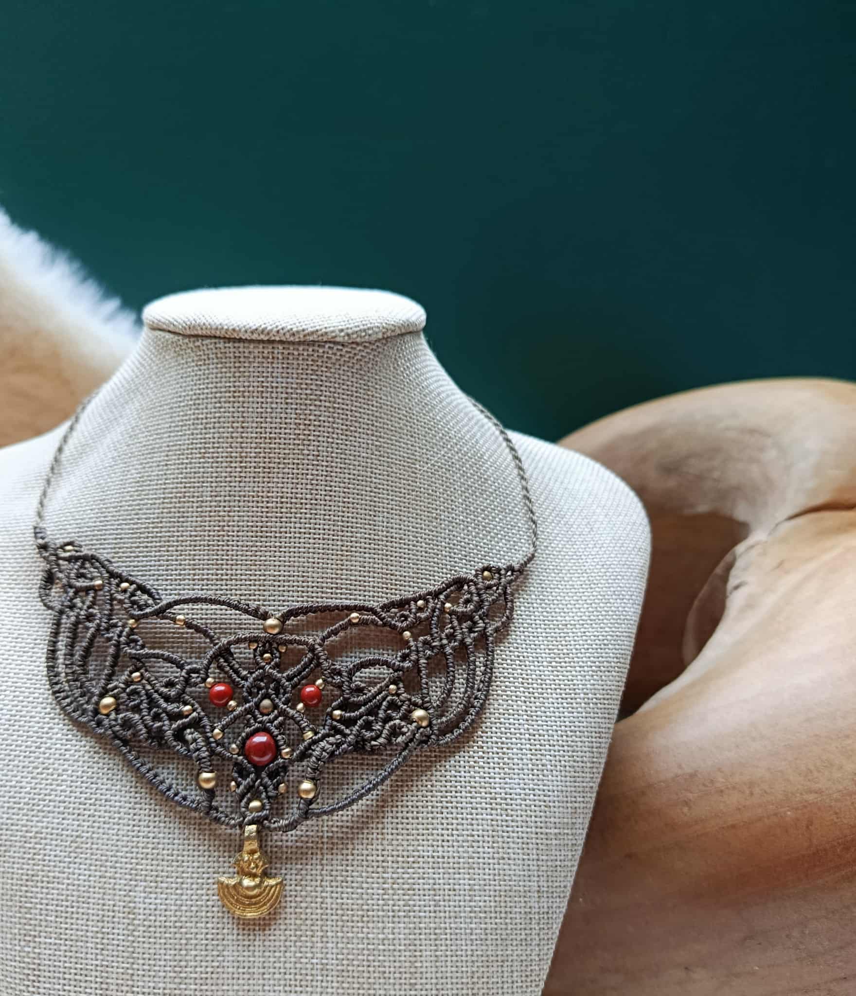 "Plastron Artisanal en Micromacramé – Perle de Jaspe Rouge et Breloque Acier Inoxydable"