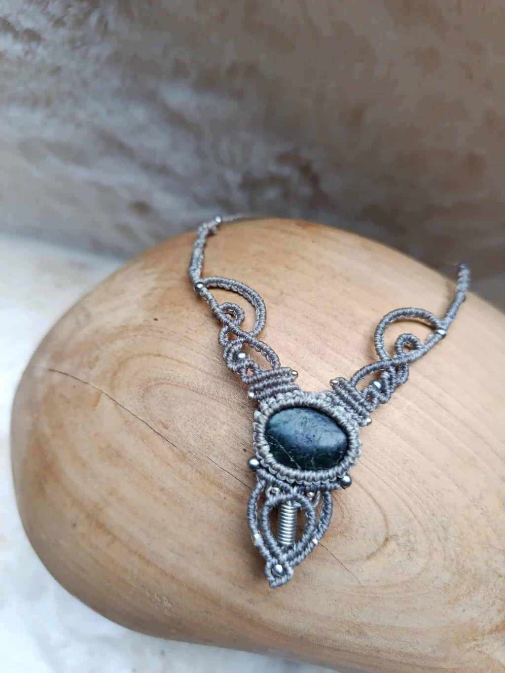 "Collier Artisanal en Micromacramé – Galet Ramassé à la Plage et Perles Grises en Acier Inoxydable"