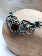 "Collier Mini Plastron en Micromacramé – Pierre Naturelle Œil de Tigre et Perles Laiton"