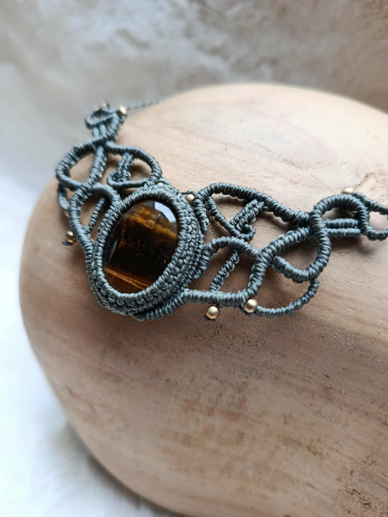 "Collier Mini Plastron en Micromacramé – Pierre Naturelle Œil de Tigre et Perles Laiton"