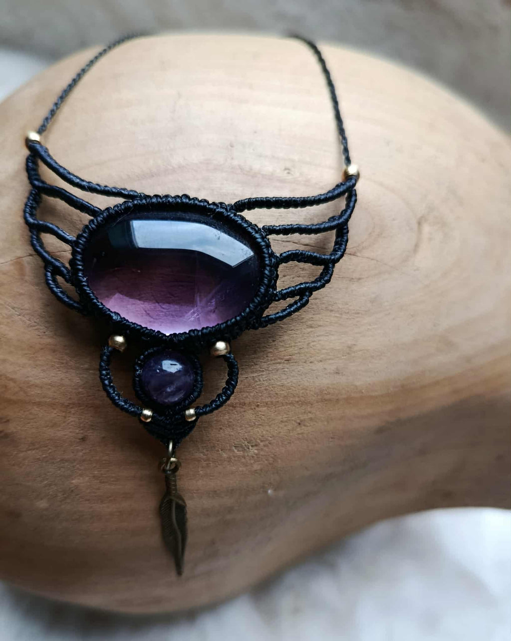 "Collier Bohème Artisanal – Micromacramé, Améthyste et Plume en Laiton"