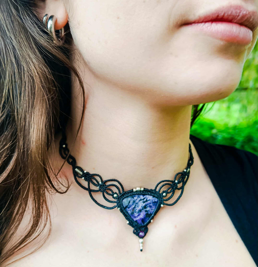 Collier artisanal en micromacramé – Charoïte & Améthyste | Fil noir & acier inoxydable
