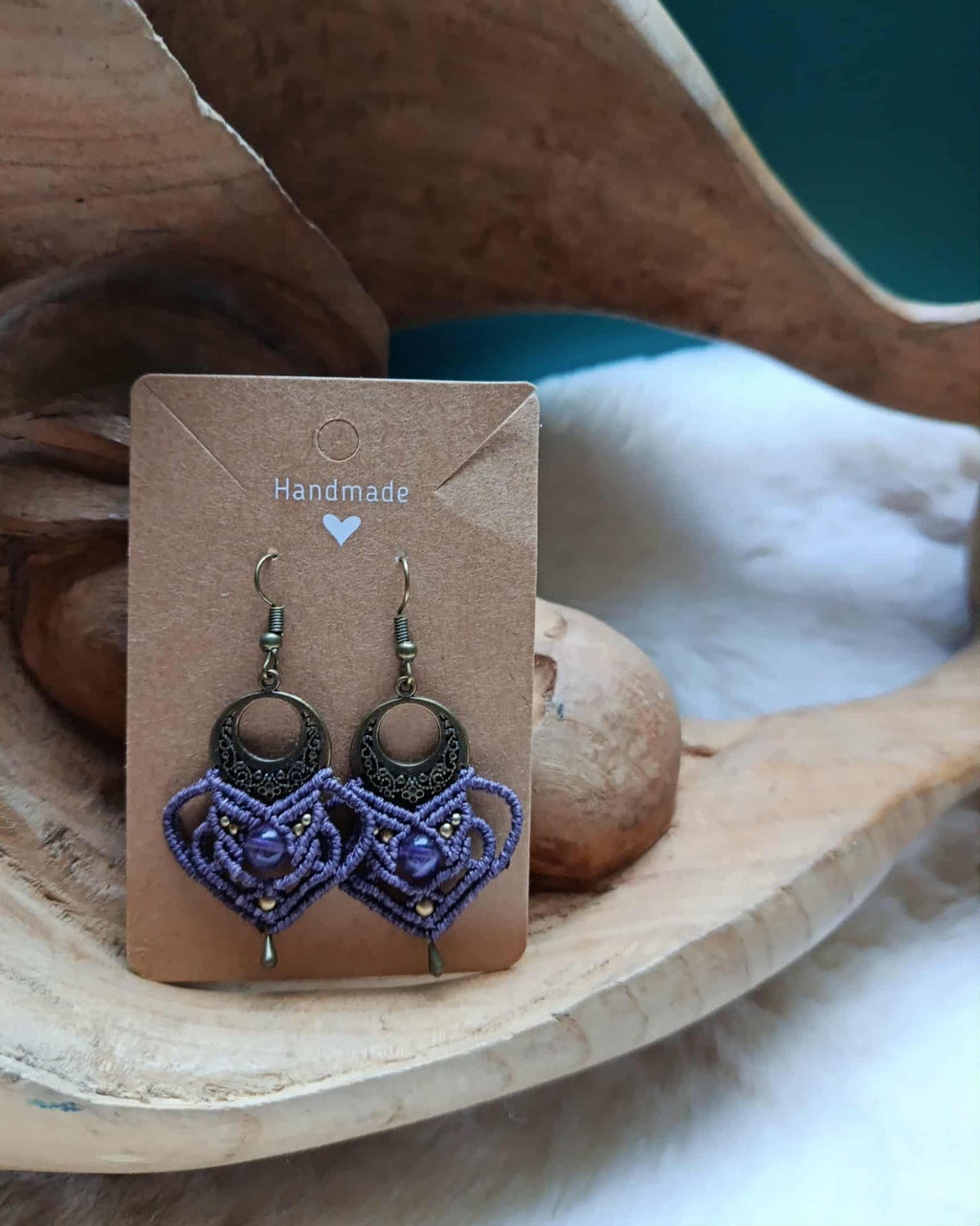 Boucles d’oreilles en micromacramé mauve foncé – perles d’améthyste et laiton inoxydable | Bijou artisanal bohème chic fait main
