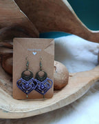 Boucles d’oreilles en micromacramé mauve foncé – perles d’améthyste et laiton inoxydable | Bijou artisanal bohème chic fait main