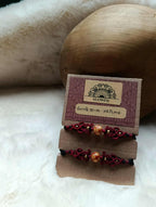 Lacets noirs avec bijou en micromacramé, perle en bois, fil bordeaux et perles inoxydables en laiton