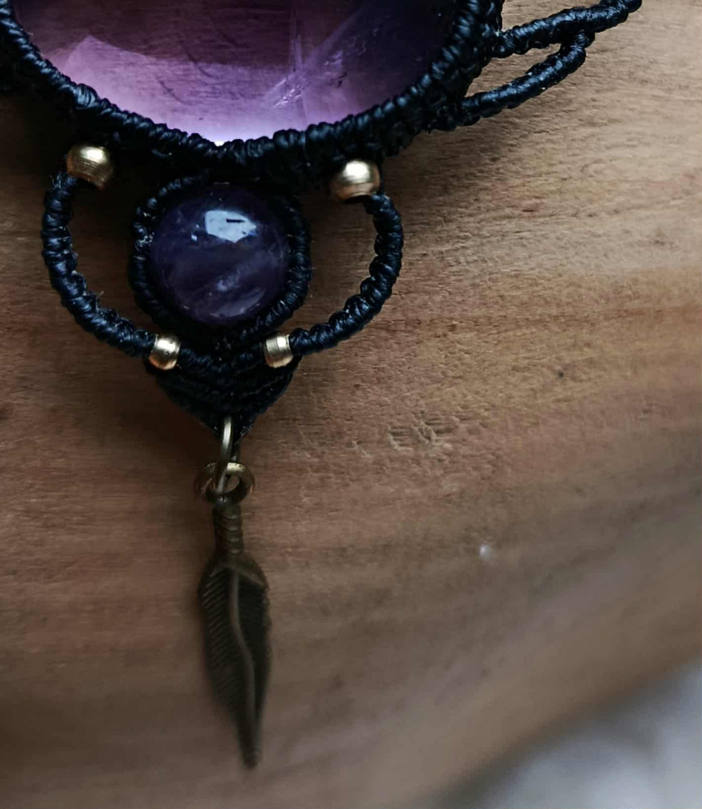 "Collier Bohème Artisanal – Micromacramé, Améthyste et Plume en Laiton"