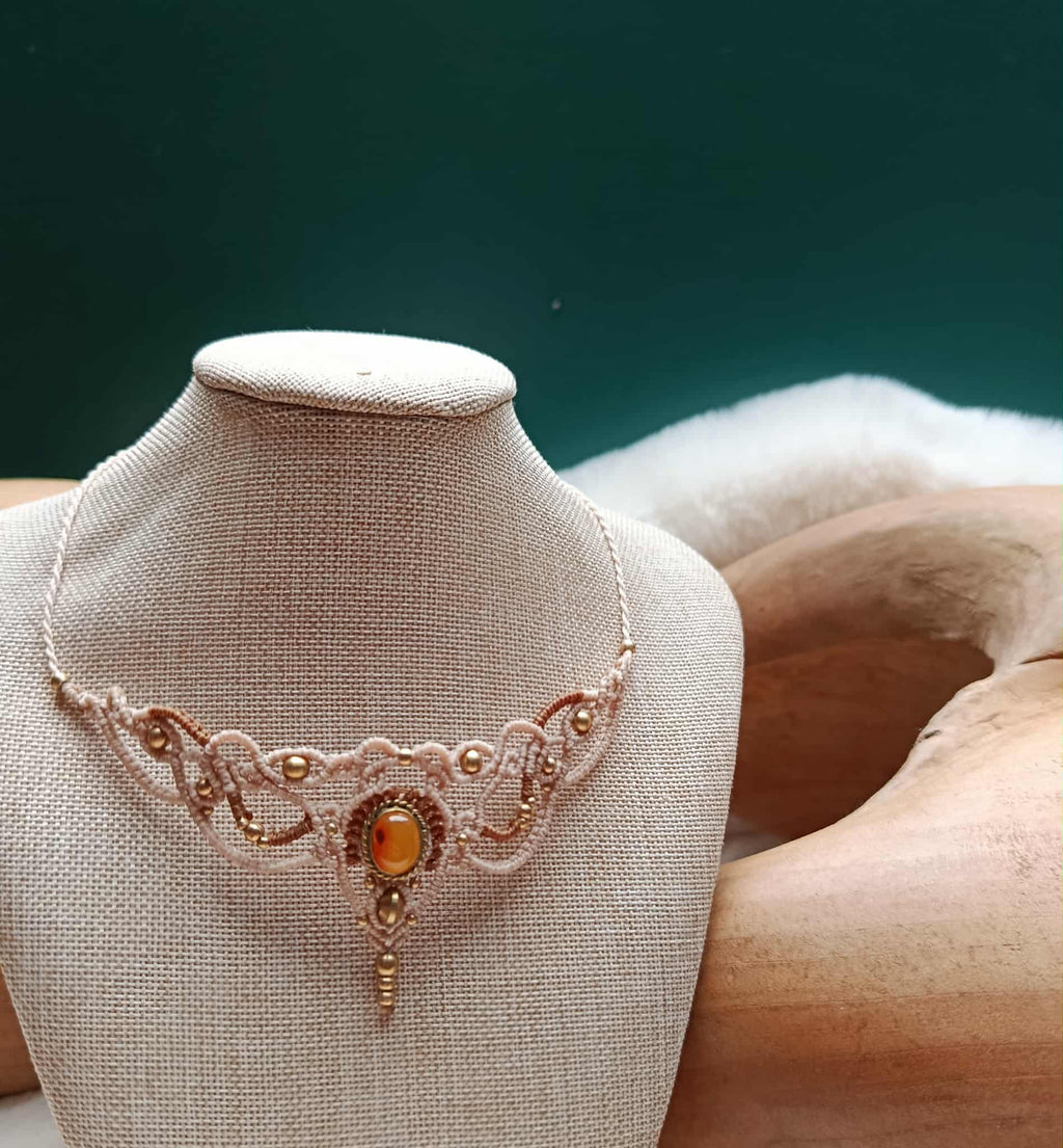 Mini plastron en micromacramé beige & brun clair – pierre d’onyx jaune sertie et perles en laiton inoxydable, bijou artisanal fait main