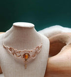 Mini plastron en micromacramé beige & brun clair – pierre d’onyx jaune sertie et perles en laiton inoxydable, bijou artisanal fait main