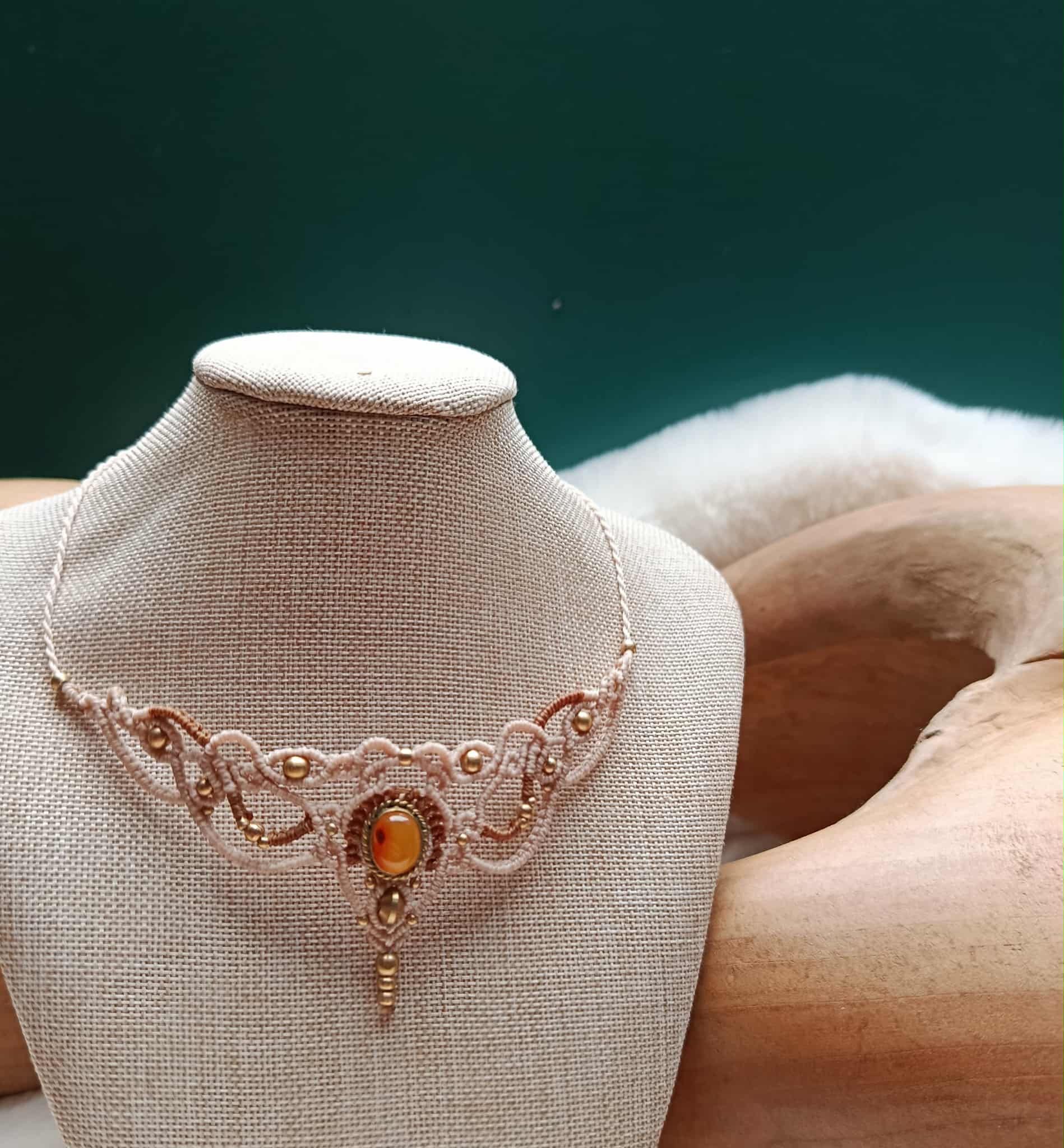 Mini plastron en micromacramé beige & brun clair – pierre d’onyx jaune sertie et perles en laiton inoxydable, bijou artisanal fait main