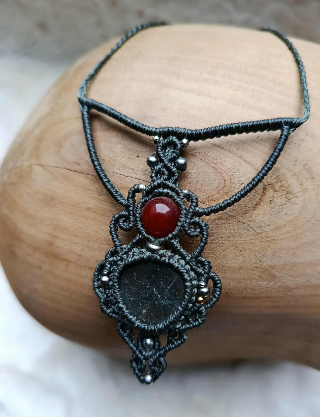 Collier en Micromacramé Gris Vert – Galet Naturel, Perle en Pierre Recyclée & Acier Inoxydable | Bijou Artisanal Écoresponsable