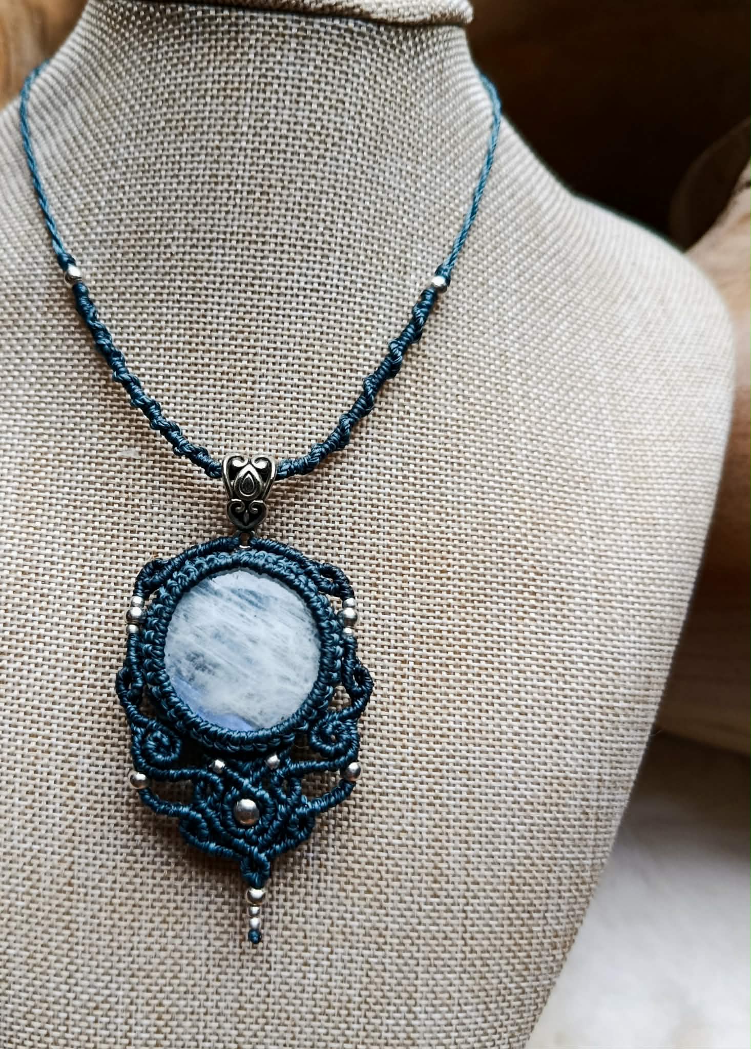 Collier upcyclé en micromacramé bleu orage – Pierre de Lune & acier inoxydable
