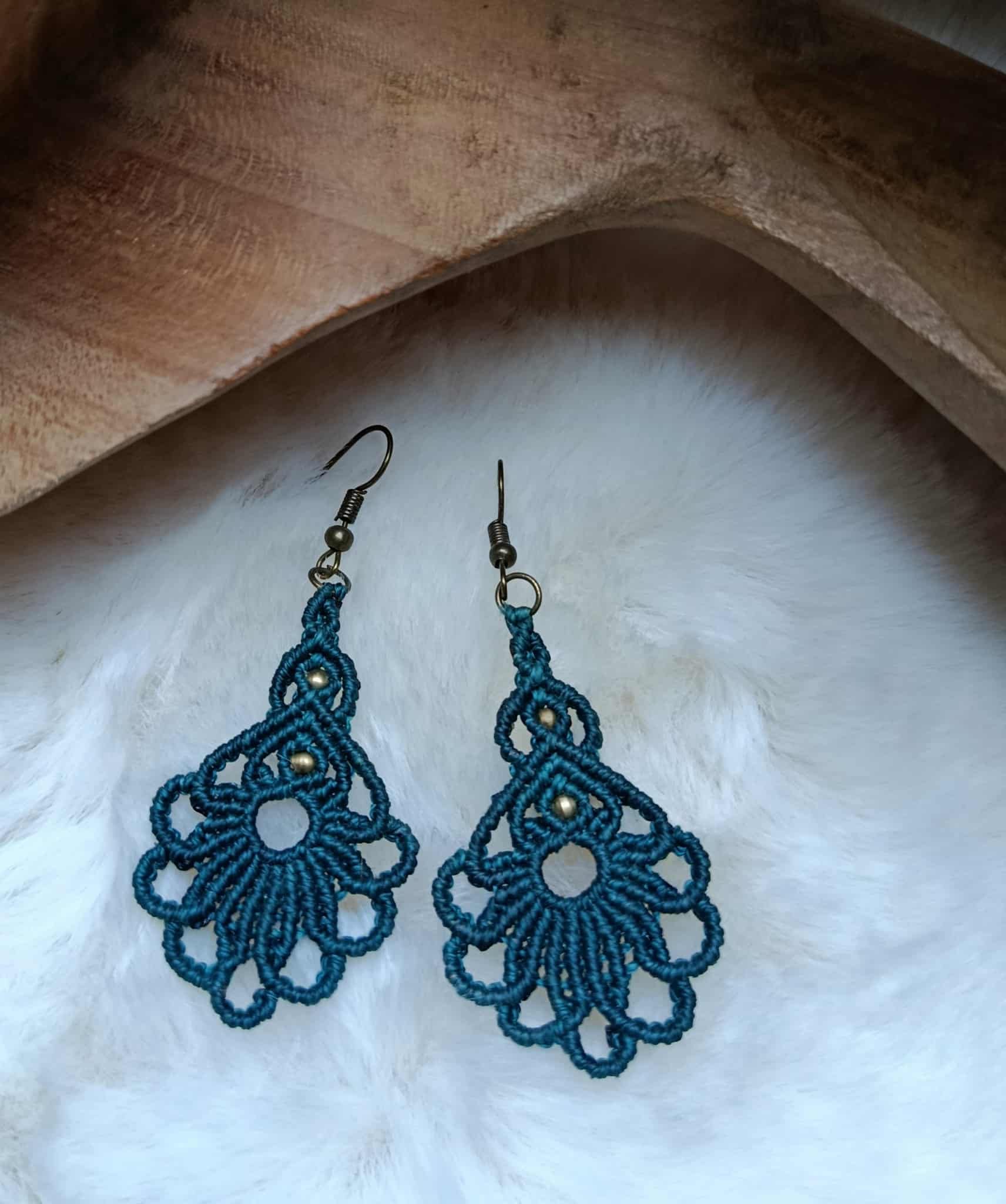 Boucles d’oreilles florales en fil bleu/vert – perles en laiton inoxydable | Bijou artisanal bohème et élégant