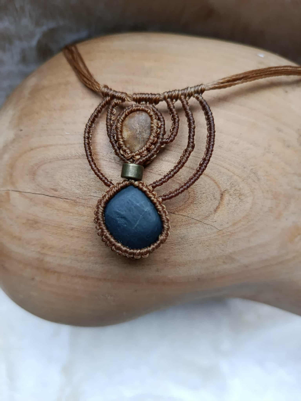 Collier Modulable en Micromacramé – 2 Galets de Plage, Fil Ocre & Perle Dorée | Bijou Naturel et Artisanal