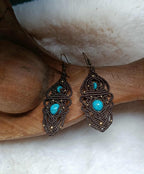 Boucles d’oreilles en micromacramé fil chocolat et perle turquoise – Bijou artisanal bohème chic avec perle en laiton inoxydable