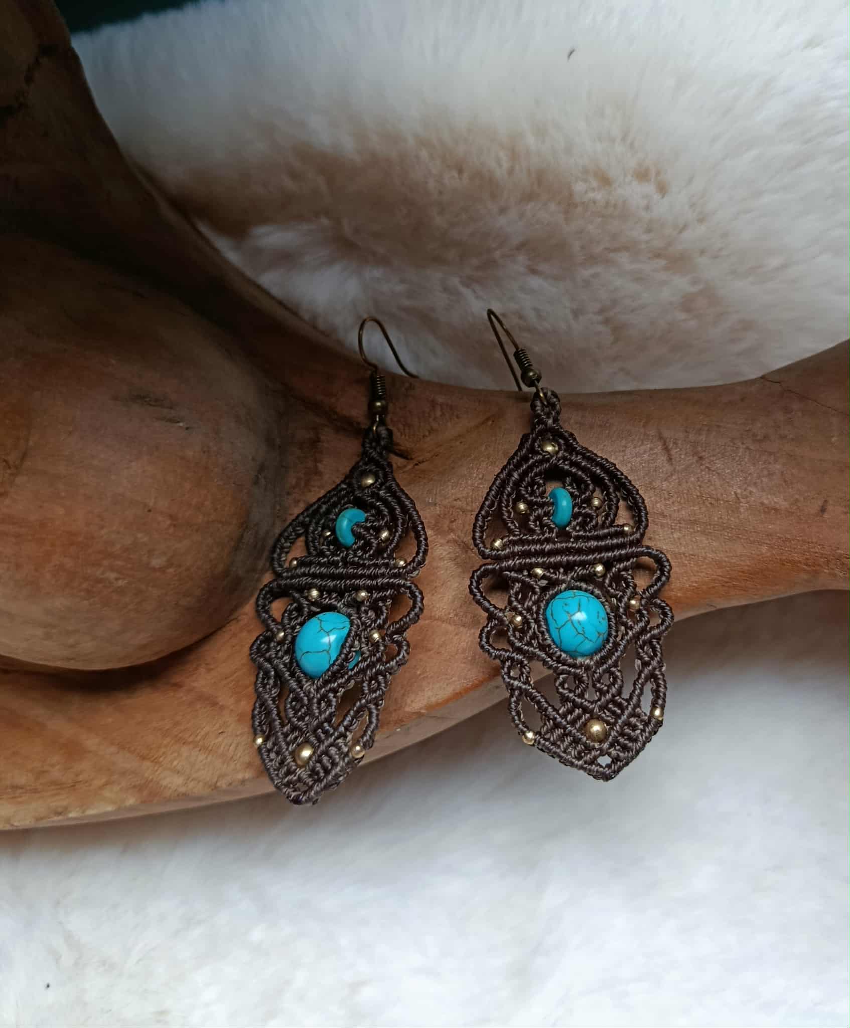 Boucles d’oreilles en micromacramé fil chocolat et perle turquoise – Bijou artisanal bohème chic avec perle en laiton inoxydable