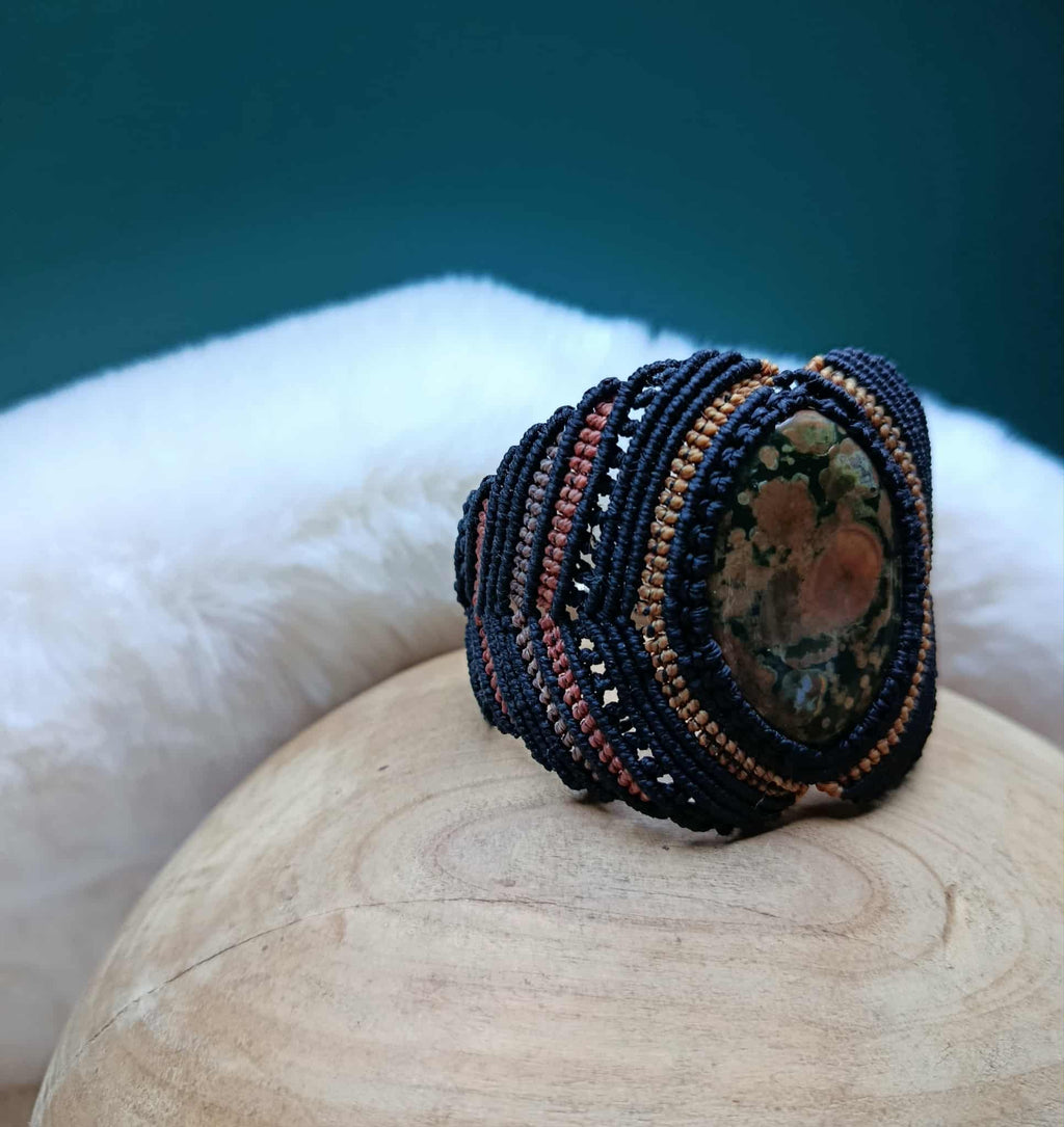 Bracelet manchette en micromacramé avec pierre naturelle, fil ciré noir et couleurs automnales