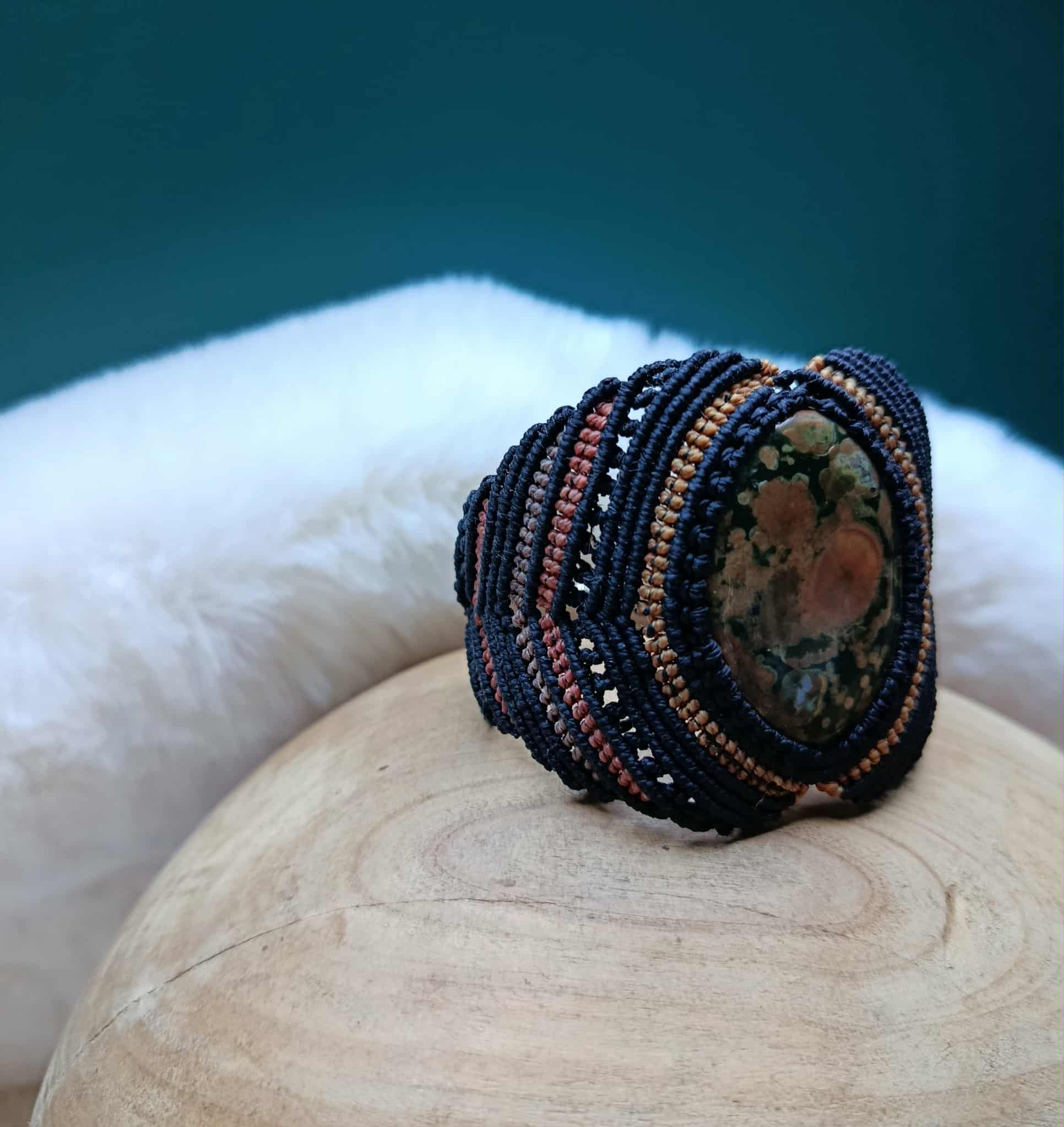 Bracelet manchette en micromacramé avec pierre naturelle, fil ciré noir et couleurs automnales