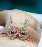 Boucles d’oreilles en micromacramé fait main – Ivoire végétale & perles dorées