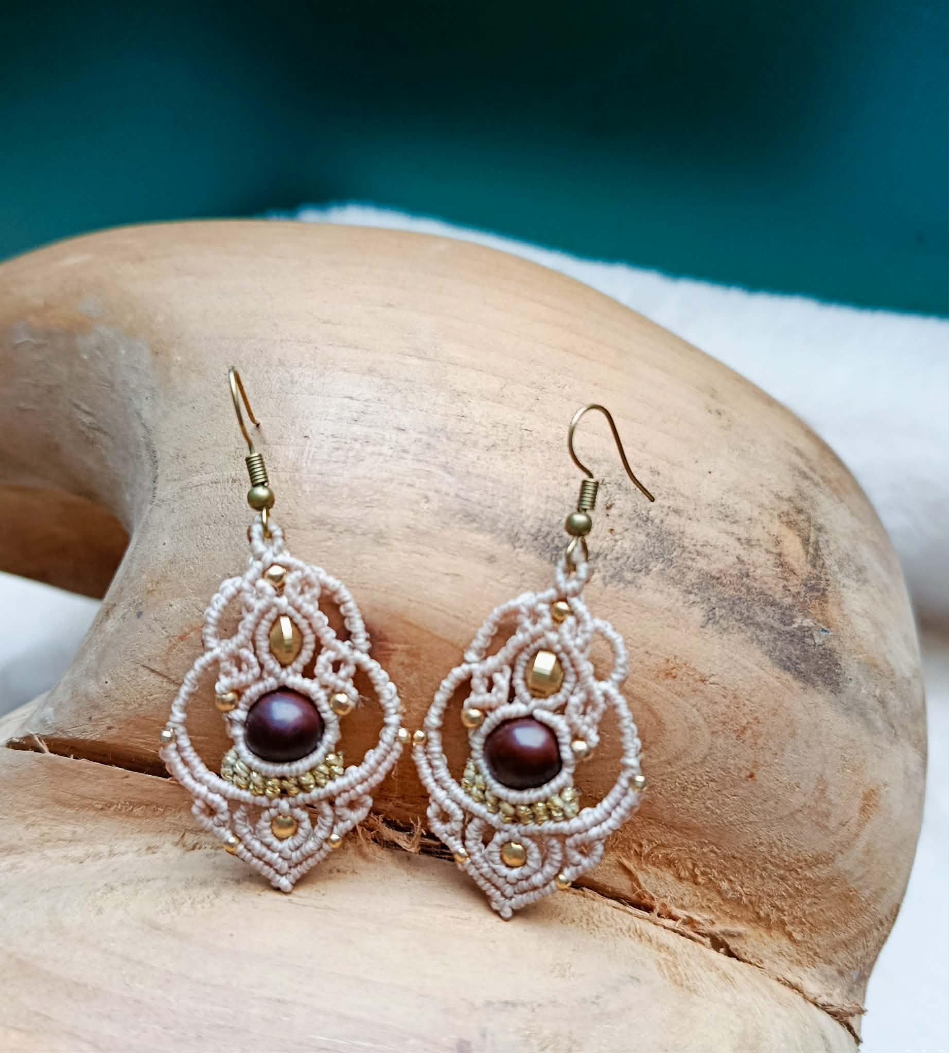 Boucles d’oreilles en micromacramé fait main – Ivoire végétale & perles dorées