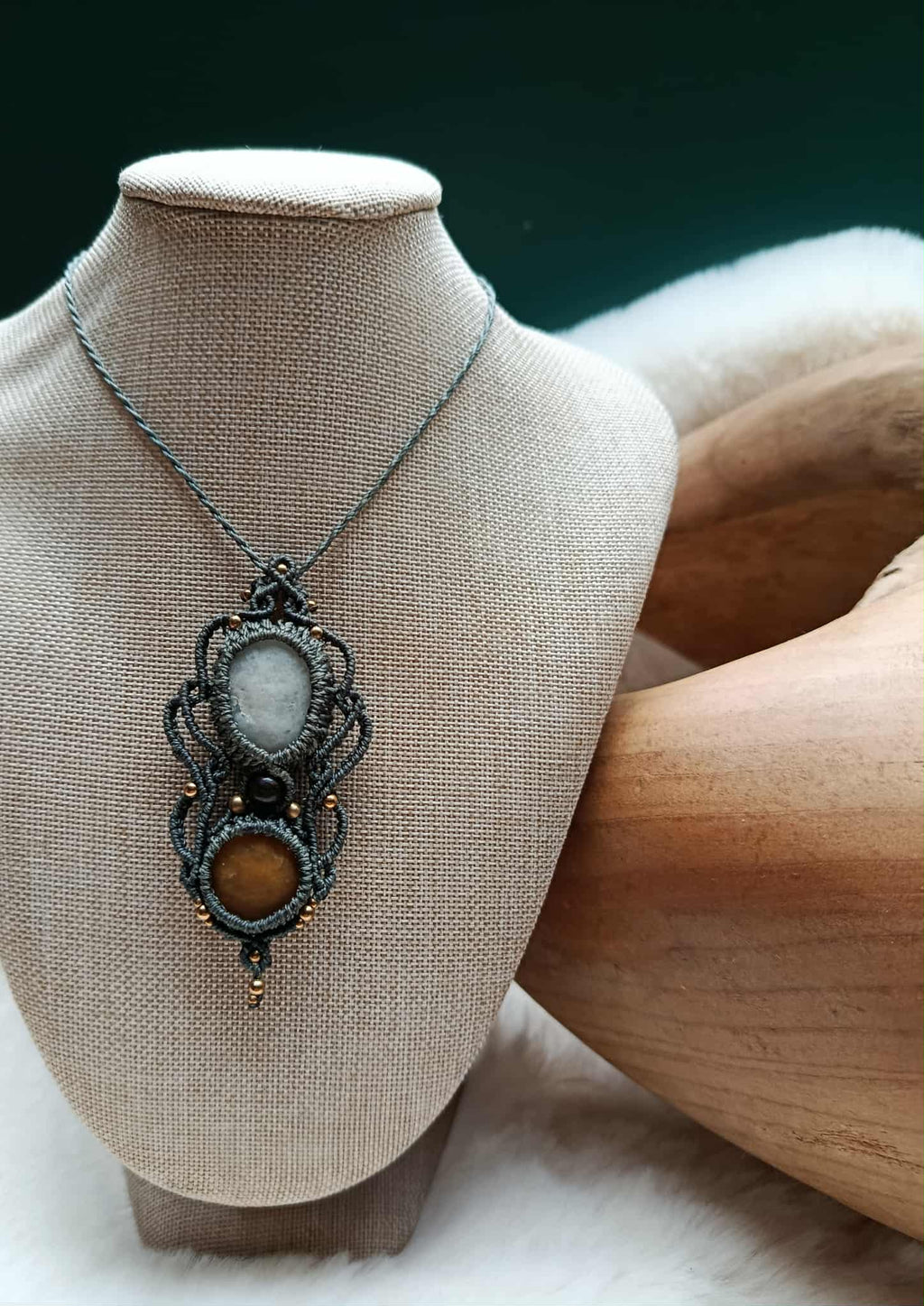 Collier en micromacramé vert kaki – galets de plage ocre & blanc, perle recyclée et laiton inoxydable, bijou artisanal unique