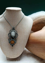 Collier en micromacramé vert kaki – galets de plage ocre & blanc, perle recyclée et laiton inoxydable, bijou artisanal unique