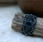 Bracelet en micromacramé avec galet breton, fil bleu orage et gris clair, perles en pierre naturelle et acier inoxydable