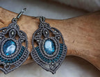 Boucles d’oreilles en micromacramé bleu et gris – Cabochon en pâte polymère et perles acier inoxydable – Bijou artisanal unique