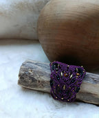 Bracelet manchette en micromacramé rose fuschia et noir avec cabochon pierre noire, œil de tigre et perles laiton recyclées inoxydables