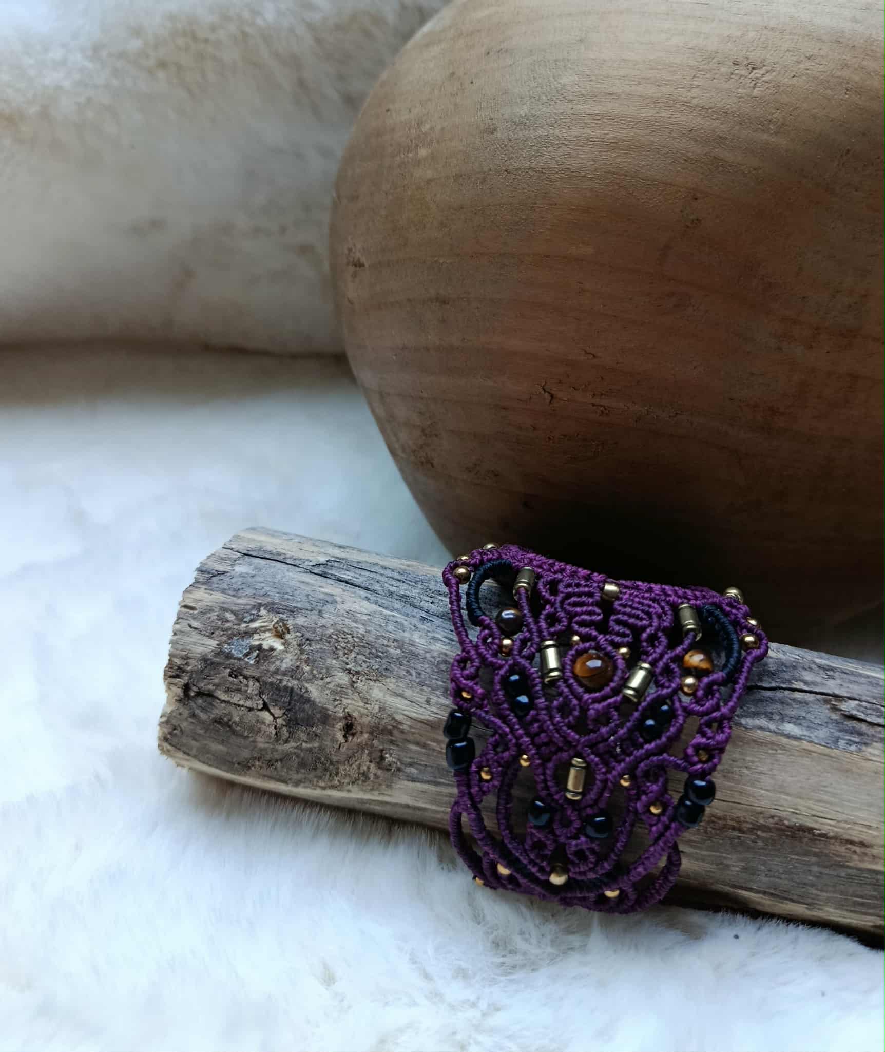 Bracelet manchette en micromacramé rose fuschia et noir avec cabochon pierre noire, œil de tigre et perles laiton recyclées inoxydables