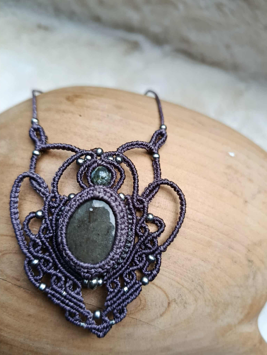 Bijou Artisanal en Micromacramé – Collier Mini Plastron Violet, Galet Vernis et Perles Acier