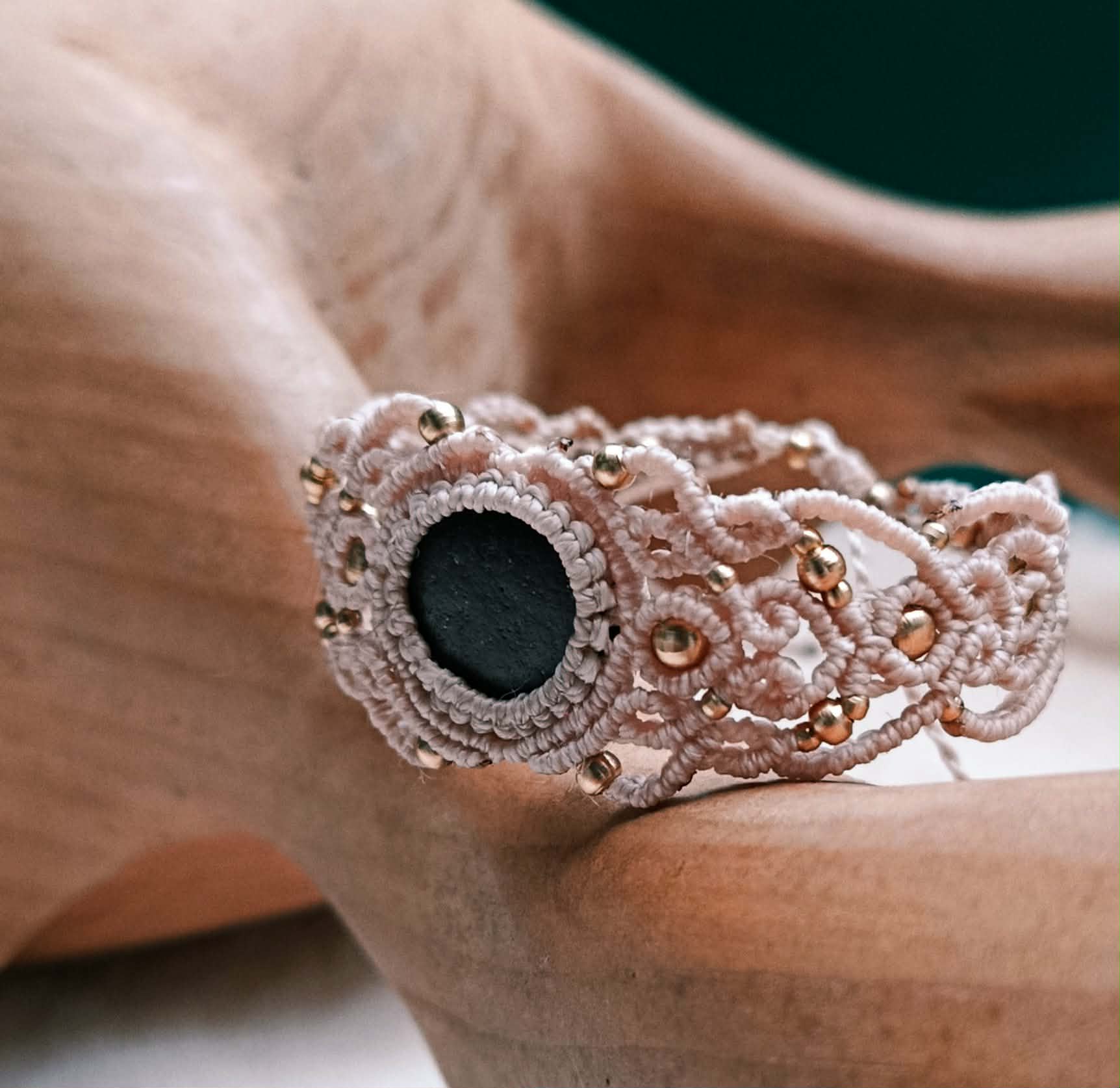 Bracelet en micromacramé fait main – Galet de Bretagne & perles dorées