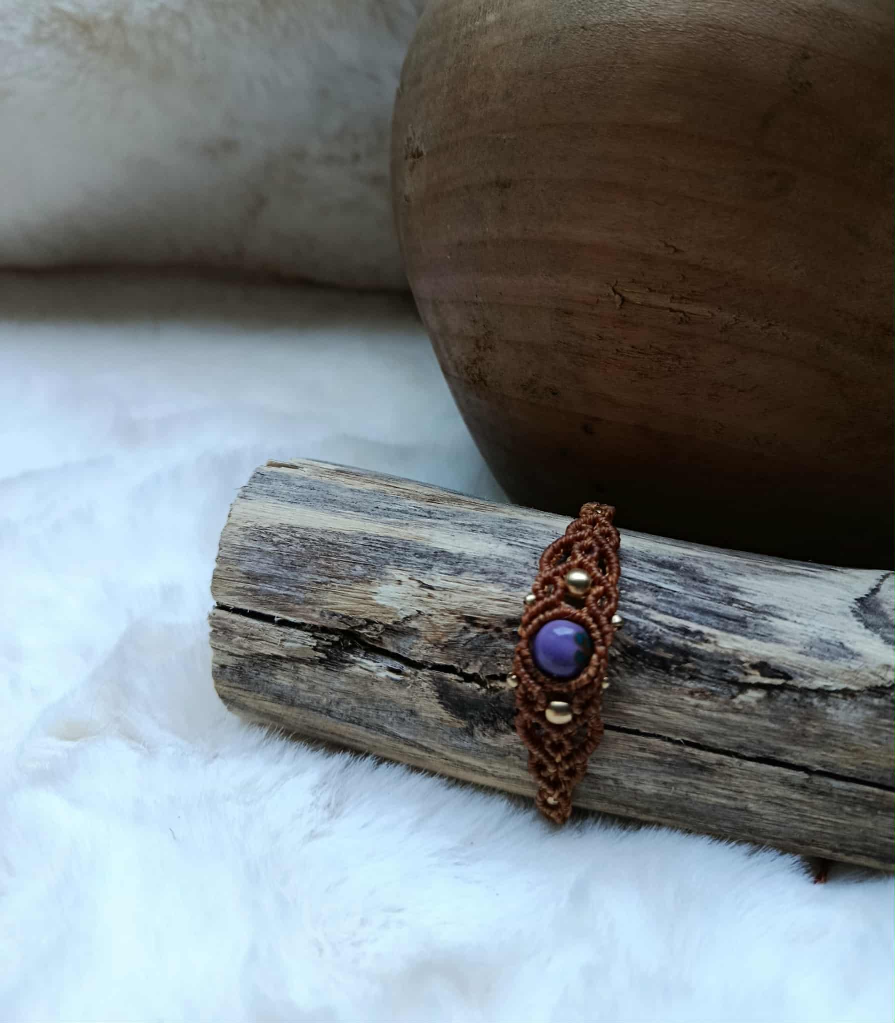 Bracelet en micromacramé fil orangé avec perle porcelaine violette recyclée et perles en laiton inoxydable – Bijou artisanal unique