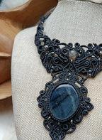 Collier plastron en micromacramé noir – pierre de labradorite, perles recyclées et acier inoxydable, bijou artisanal unique