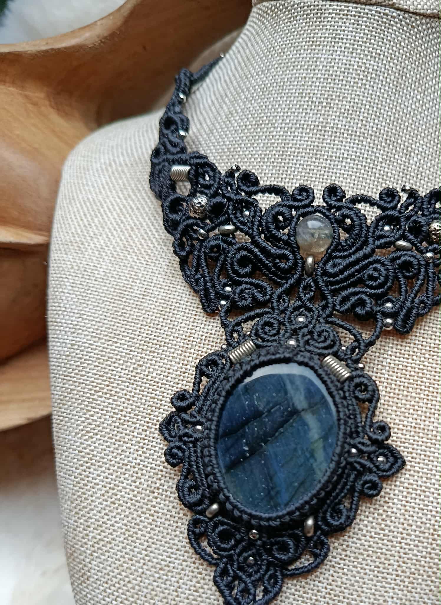 Collier plastron en micromacramé noir – pierre de labradorite, perles recyclées et acier inoxydable, bijou artisanal unique
