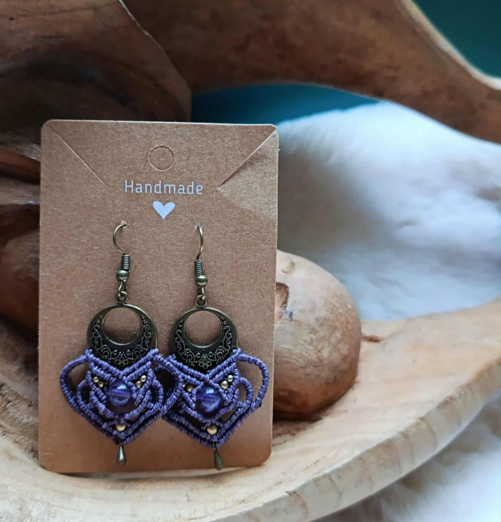 Boucles d’oreilles en micromacramé mauve foncé – perles d’améthyste et laiton inoxydable | Bijou artisanal bohème chic fait main