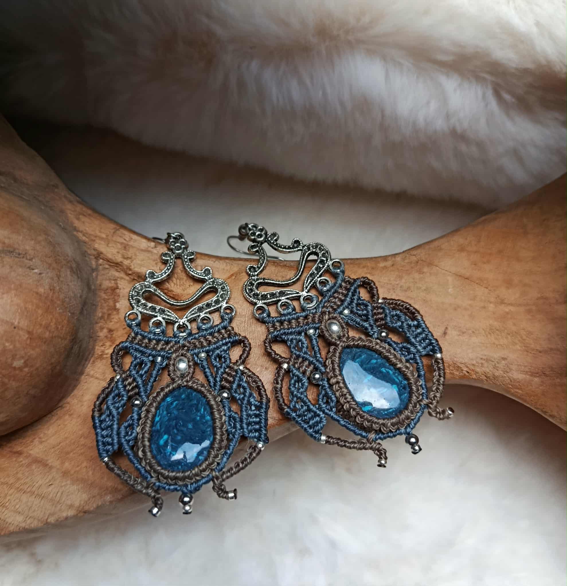 Boucles d’oreilles en micromacramé bleu et chocolat – Cabochon en pâte polymère, perles et support en acier inoxydable – Bijou artisanal bohème chic