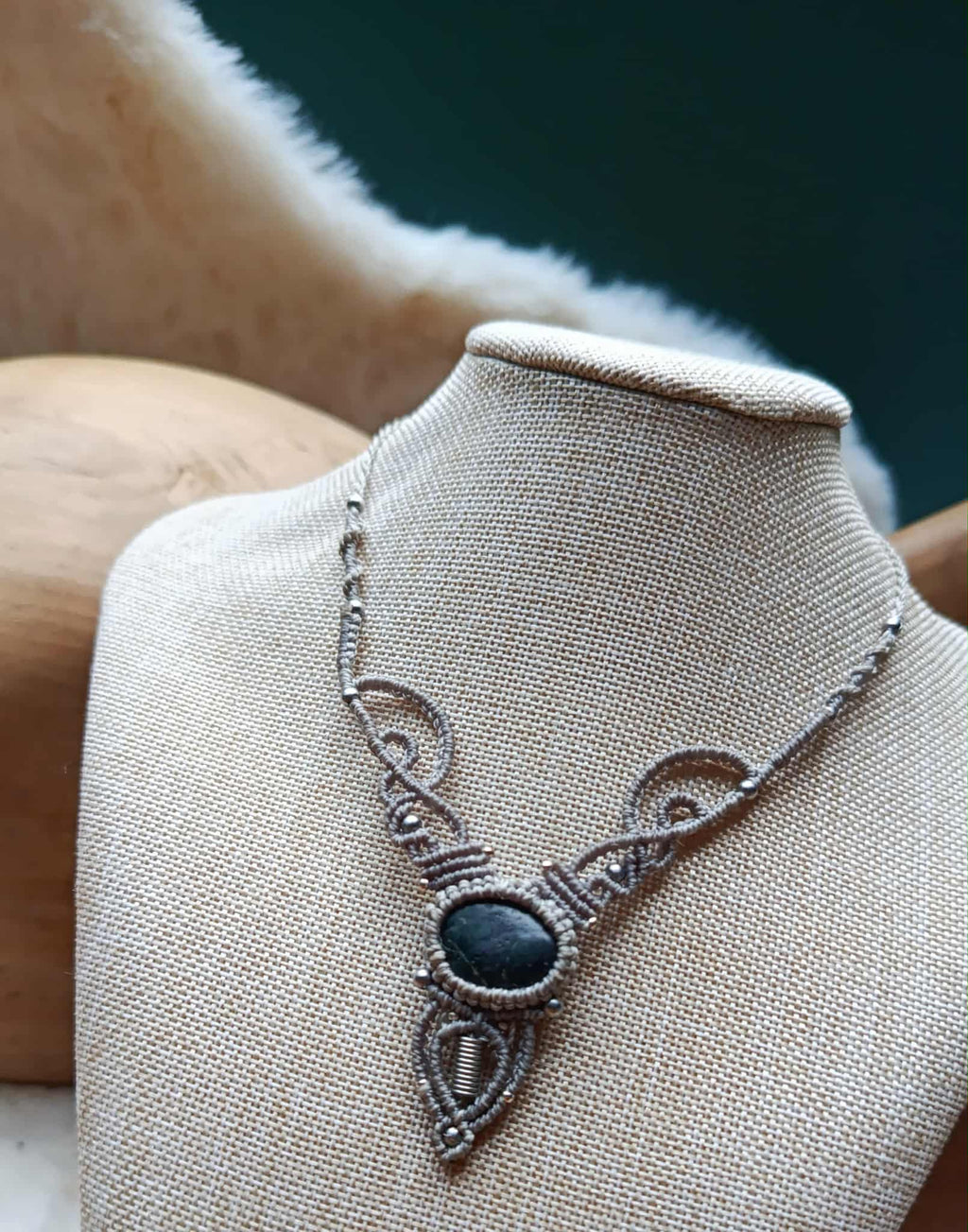 "Collier Artisanal en Micromacramé – Galet Ramassé à la Plage et Perles Grises en Acier Inoxydable"