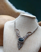 "Collier Artisanal en Micromacramé – Galet Ramassé à la Plage et Perles Grises en Acier Inoxydable"