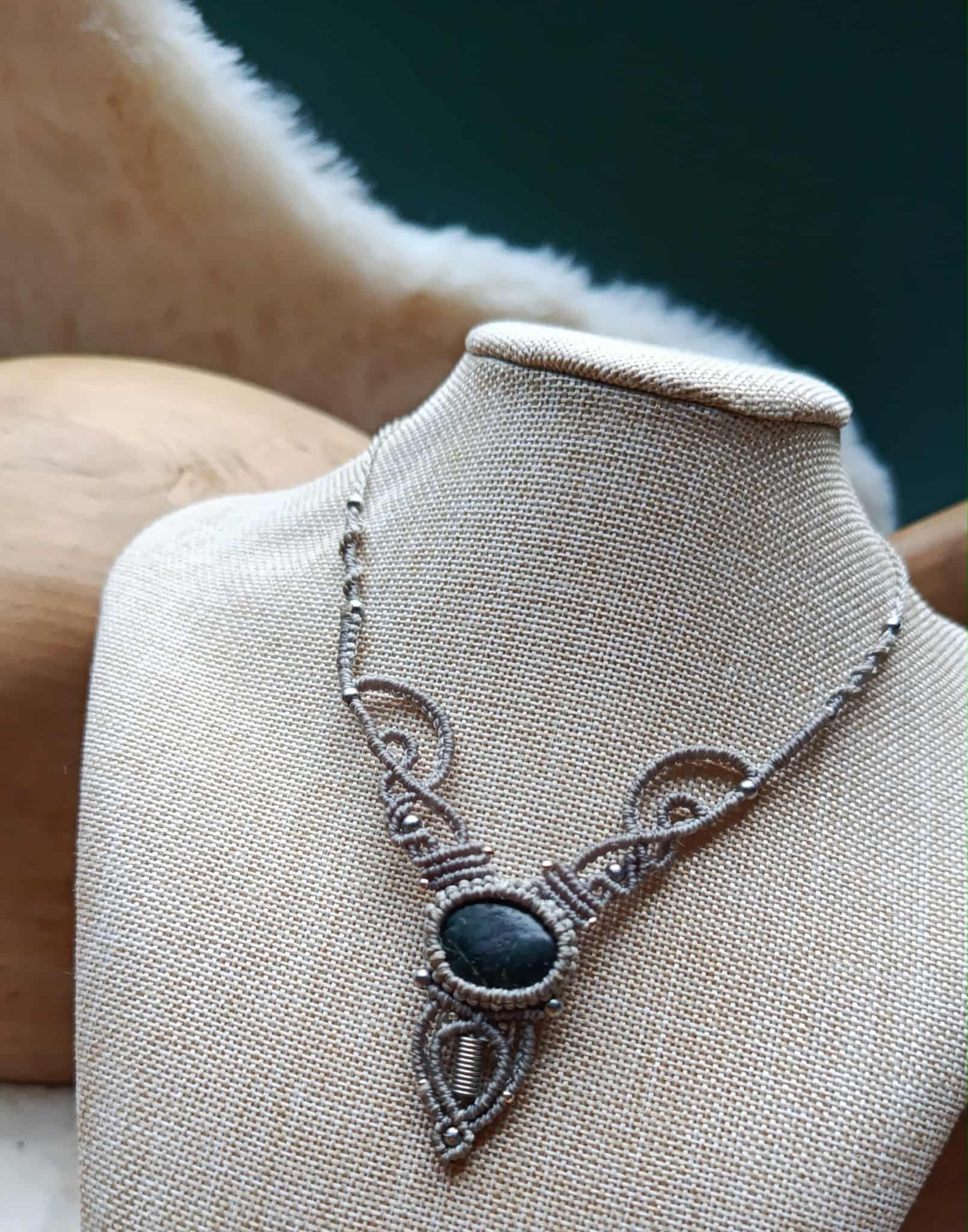 "Collier Artisanal en Micromacramé – Galet Ramassé à la Plage et Perles Grises en Acier Inoxydable"