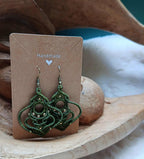 Boucles d’oreilles en micromacramé vert kaki – perles en laiton inoxydable | Bijou artisanal bohème chic fait main