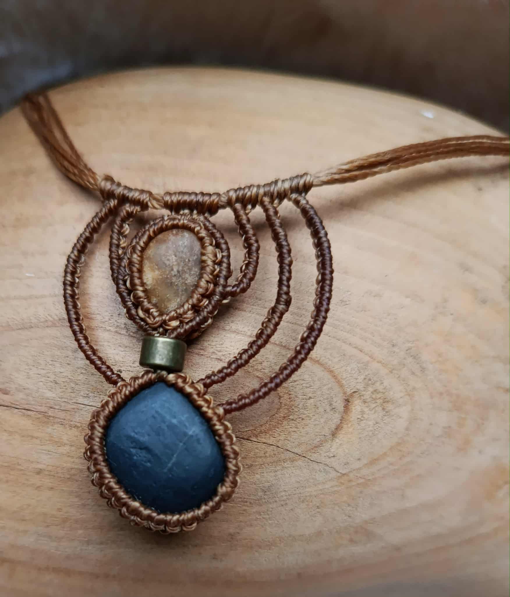 Collier Modulable en Micromacramé – 2 Galets de Plage, Fil Ocre & Perle Dorée | Bijou Naturel et Artisanal