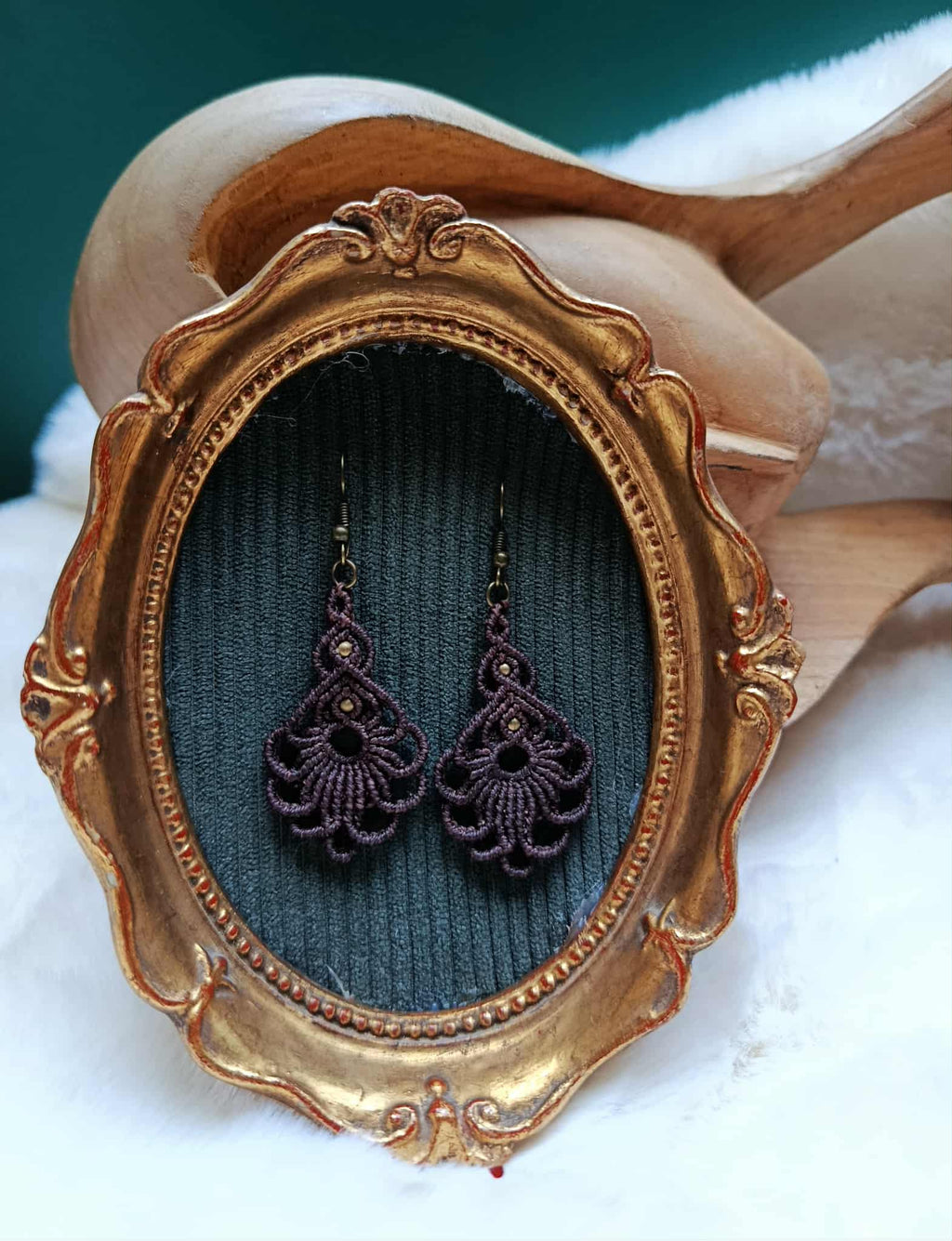 Boucles d’oreilles florales en fil brun – perles en laiton inoxydable | Bijou artisanal bohème chic fait main