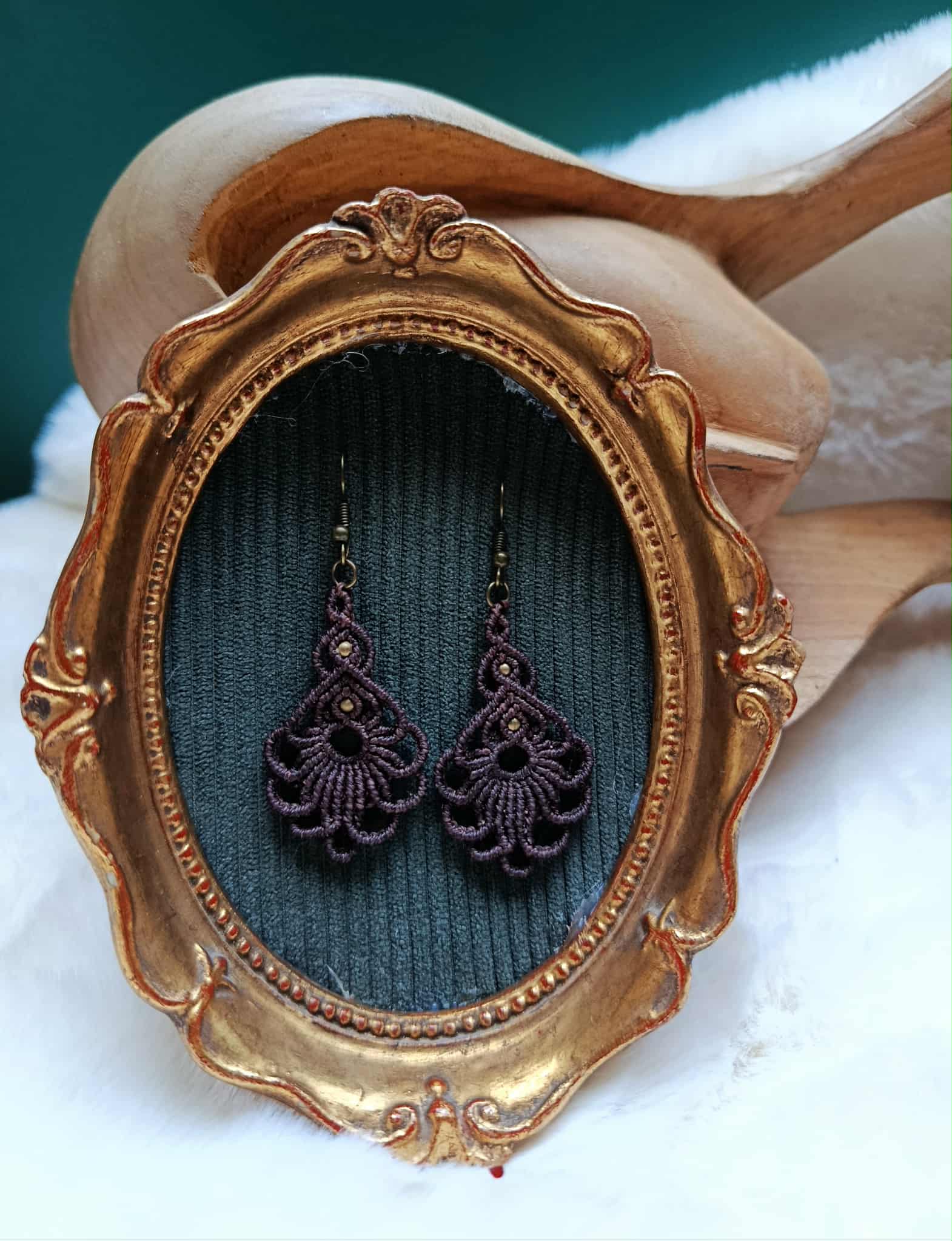 Boucles d’oreilles florales en fil brun – perles en laiton inoxydable | Bijou artisanal bohème chic fait main