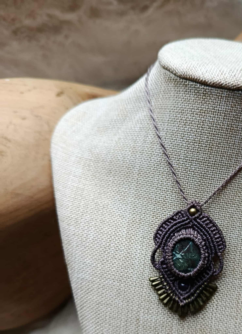 Collier en Micromacramé Violet Cendré – Galet de Plage Reflets Verts, Améthyste & Perle en Laiton | Bijou Artisanal Unique