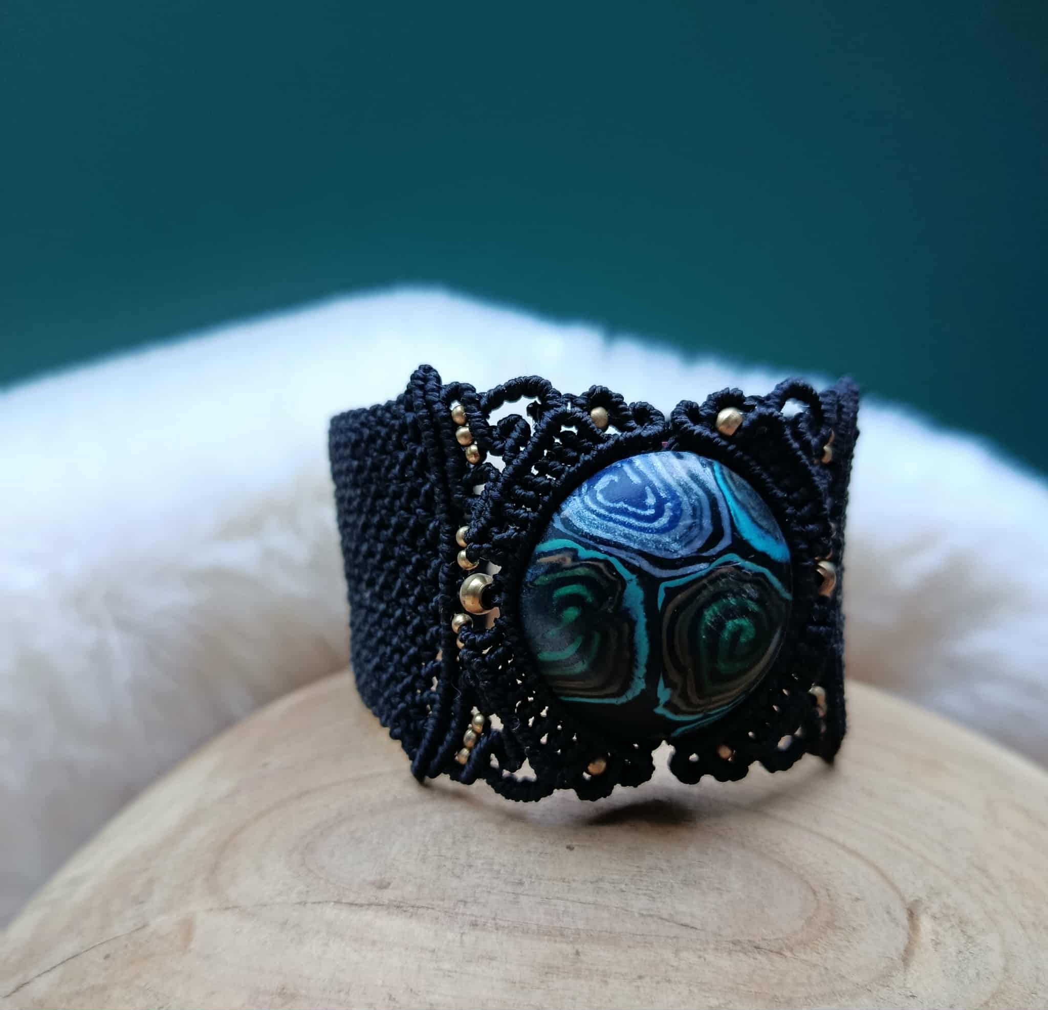 Bracelet manchette noir en micromacramé avec cabochon pâte polymère tons océaniques et perles laiton inoxydable