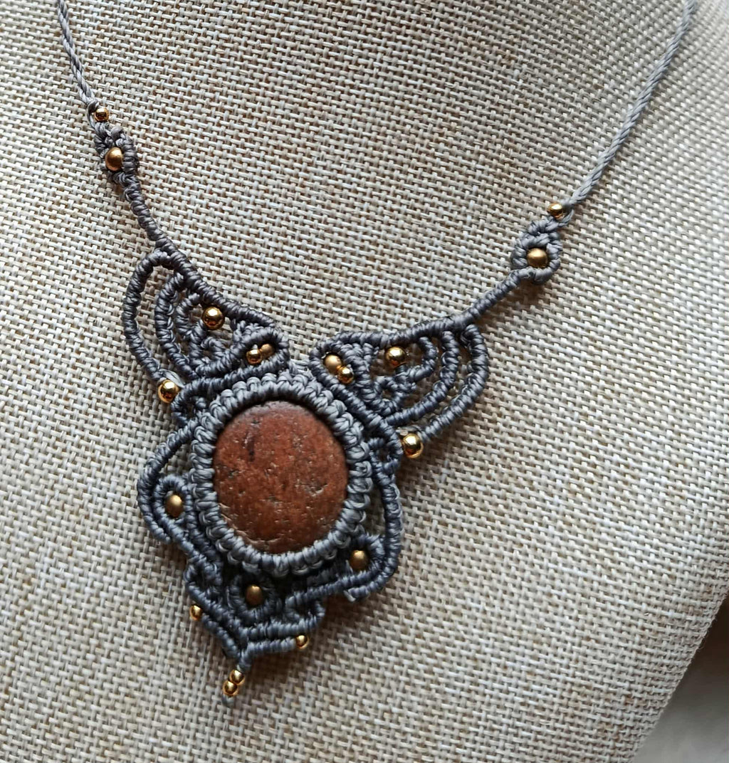 Bijou Artisanal en Micromacramé – Collier Galet Ocre, Fil Gris et Perle en Laiton