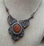 Bijou Artisanal en Micromacramé – Collier Galet Ocre, Fil Gris et Perle en Laiton
