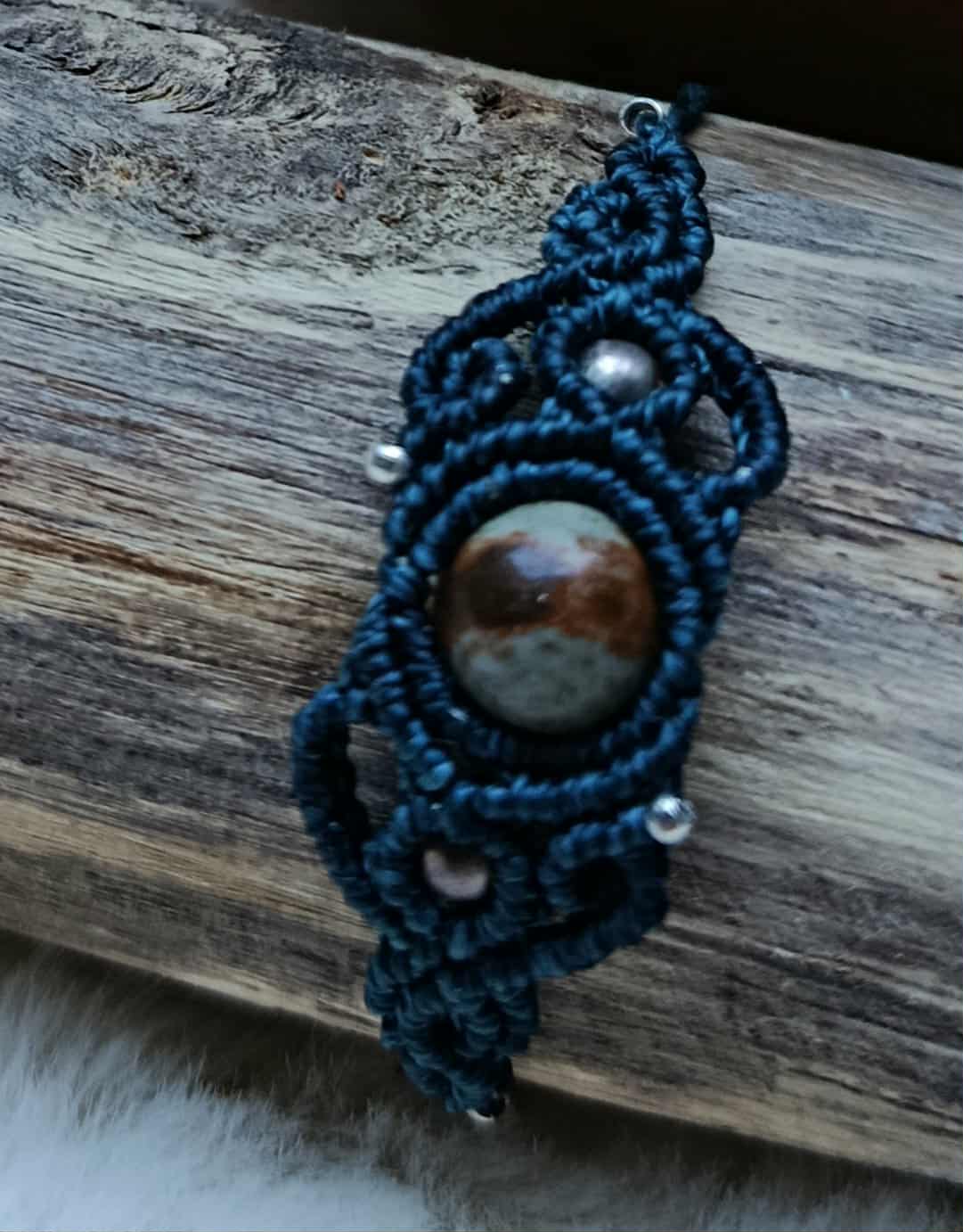 Bracelet minimaliste en micromacramé bleu vert avec perle en pierre naturelle et perle en acier inoxydable – Bijou artisanal unisexe