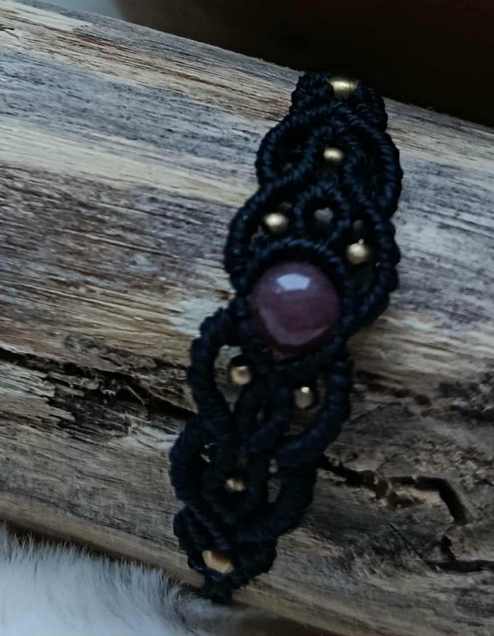 🌸 Bracelet micromacramé noir avec perle naturelle rose poudrée et perles en laiton inoxydable – Bijou artisanal minimaliste
