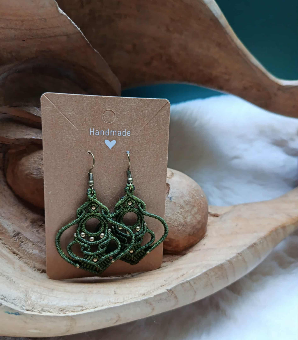 Boucles d’oreilles en micromacramé vert kaki – perles en laiton inoxydable | Bijou artisanal bohème chic fait main
